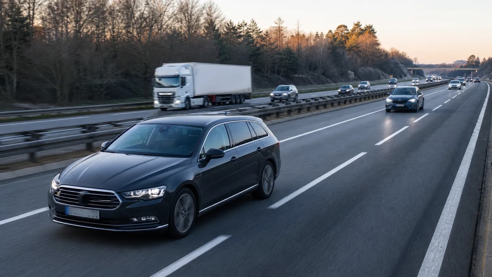 Break banalisé circulant sur une voie rapide française au milieu du trafic